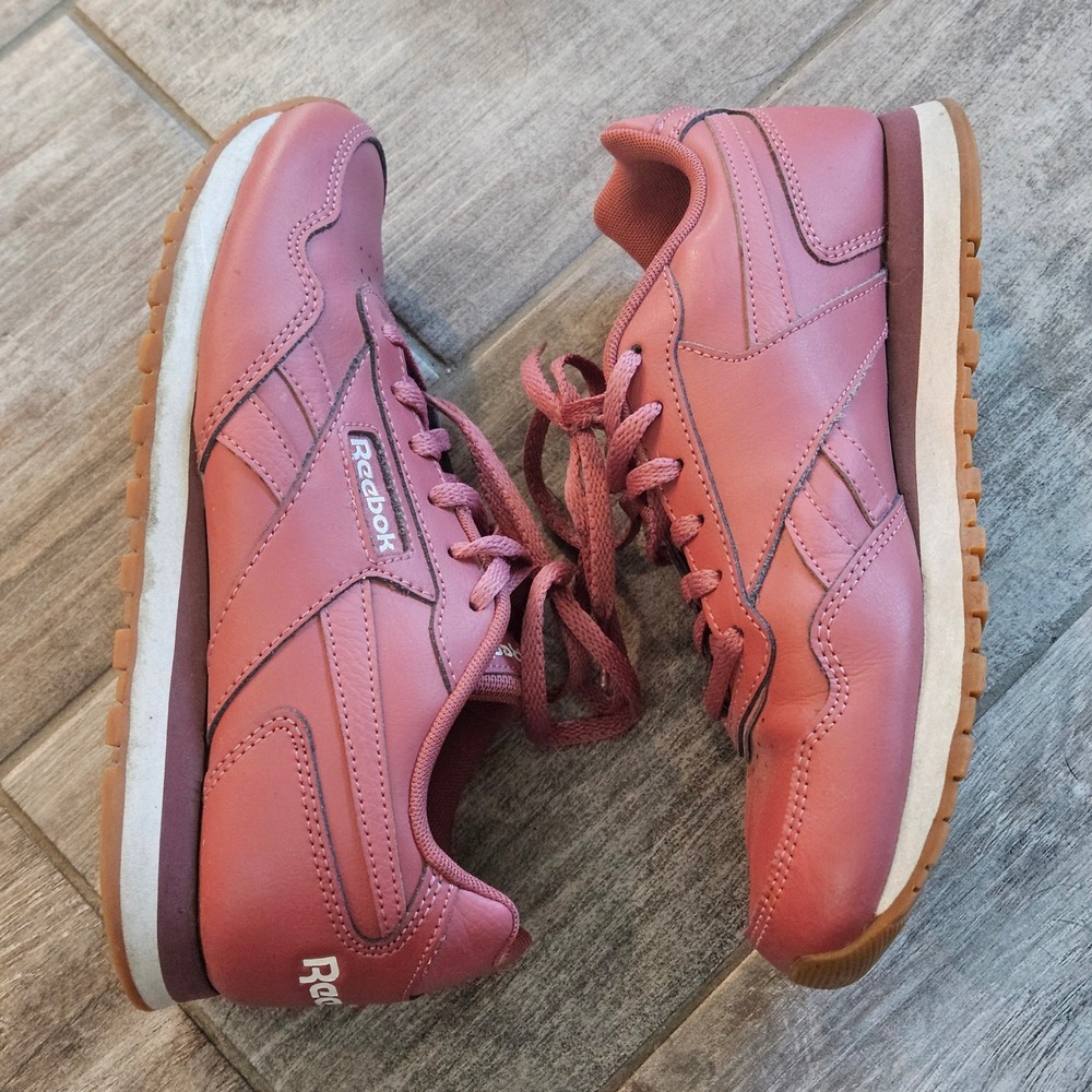 Reebok Classic Leather Women 7 Pink Low Top Sneakers Gum Sole Retro Athleisure